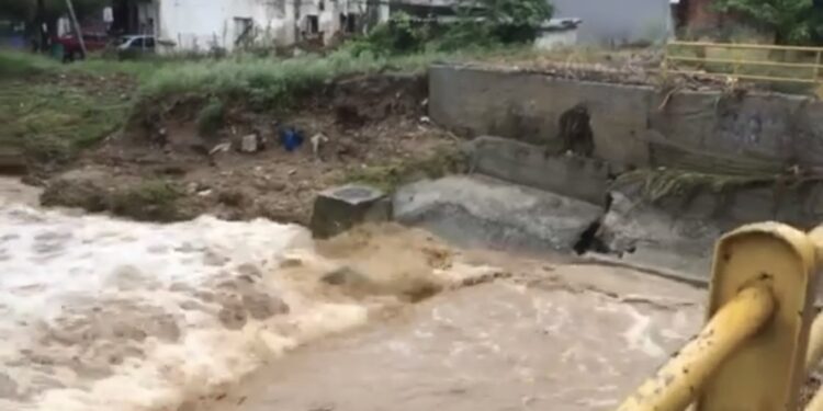 Θεσσαλονίκη: Συνεχίζεται η ακραία νεροποντή – Δεκάδες κλήσεις για απάντληση υδάτων, διακοπές υδροδότησης και άλλα προβλήματα