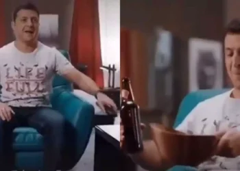 Ουκρανία: Τρολάρει τον πόλεμο Ρωσίας με Πριγκόζιν – Ο Ζελένσκι πίνει μπύρα και βλέπει τηλεόραση