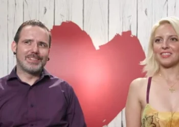 Ζευγάρι στο «First Dates» παραλίγο να «πλακωθεί» στο ξύλο: «Είσαι λούμπεν, μυρίζεις πτώμα, δεν πρόκειται να ξαναβγώ μαζί της»