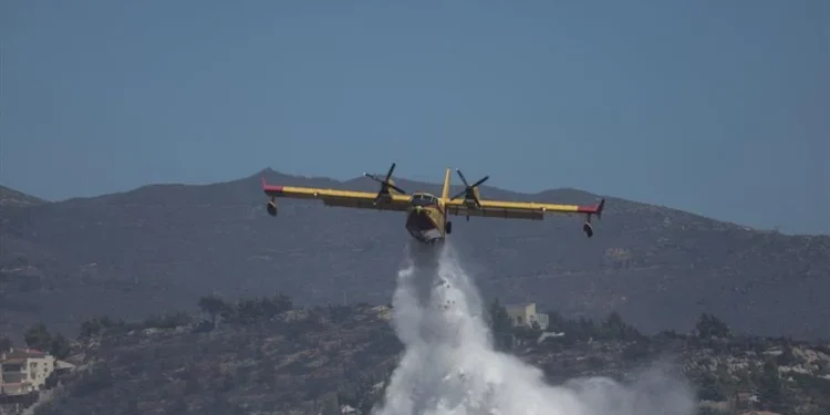Φωτιά στη Χαλκιδική: Τρεις οι εστίες – Σηκώθηκαν εναέρια μέσα