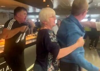 Άγριο ξύλο σε ferry boat – Ο καπετάνιος αναγκάστηκε να επιστρέψει στο λιμάνι [Βίντεο]