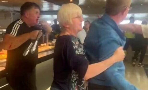 Άγριο ξύλο σε ferry boat – Ο καπετάνιος αναγκάστηκε να επιστρέψει στο λιμάνι [Βίντεο]