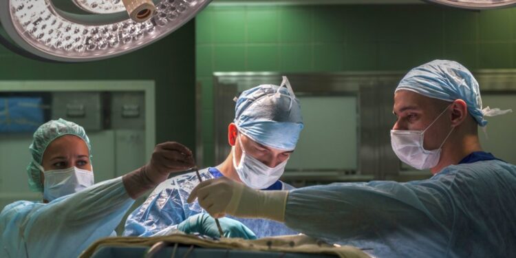 Τεχνητή νοημοσύνη διαβάζει όγκους στον εγκέφαλο μέσα στο χειρουργείο και καθοδηγεί τους γιατρούς