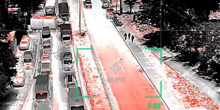 80 βαθμούς πιάνουν τα αυτοκίνητα στην Αθήνα με τον καύσωνα (+video)