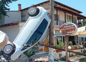 Θεσσαλονίκη: Τρελή πορεία ΙΧ – Καρφώθηκε σε κολώνα δίπλα από μαγαζί γεμάτο κόσμο