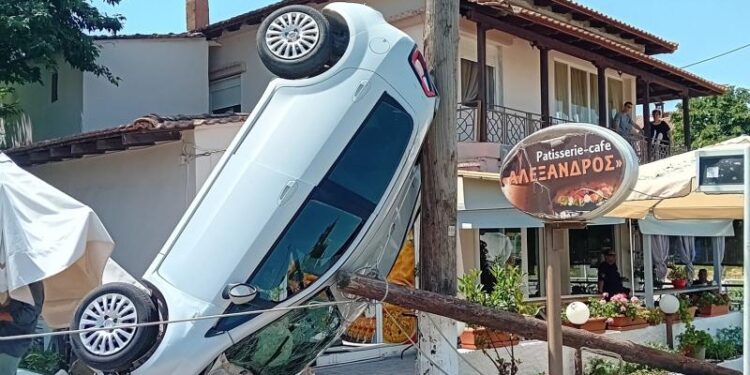 Θεσσαλονίκη: Τρελή πορεία ΙΧ – Καρφώθηκε σε κολώνα δίπλα από μαγαζί γεμάτο κόσμο