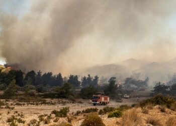 Φωτιά στη Ρόδο: Σε κατάσταση έκτακτης ανάγκης κηρύχθηκε όλο το νησί