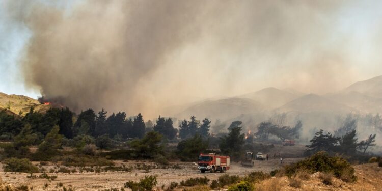 Φωτιά στη Ρόδο: Σε κατάσταση έκτακτης ανάγκης κηρύχθηκε όλο το νησί