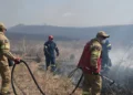 Ασπρόπυργος: Φωτιά σε χαμηλή βλάστηση – Επιχειρούν 25 πυροσβέστες και εναέρια μέσα