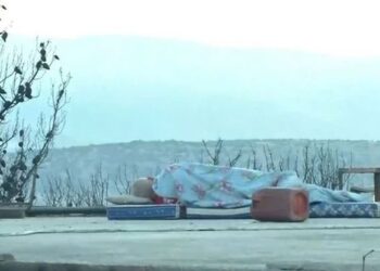 Φωτιά στη Μάνδρα: Άνθρωπος κοιμάται πάνω στο καμένο του σπίτι