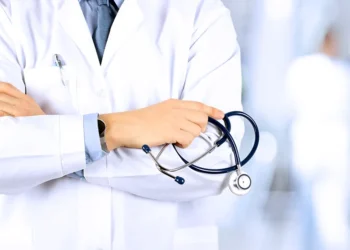 Θεσσαλονίκη: Ελεύθερος με περιοριστικούς όρους ο ψευτογιατρός που εξαπατούσε ασθενείς με σκλήρυνση