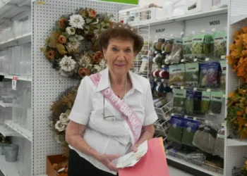 Είναι 100 ετών και συνεχίζει να εργάζεται – Αυτό είναι το μυστικό της για μια επιτυχημένη επαγγελματική πορεία