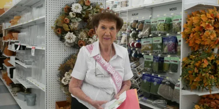 Είναι 100 ετών και συνεχίζει να εργάζεται – Αυτό είναι το μυστικό της για μια επιτυχημένη επαγγελματική πορεία