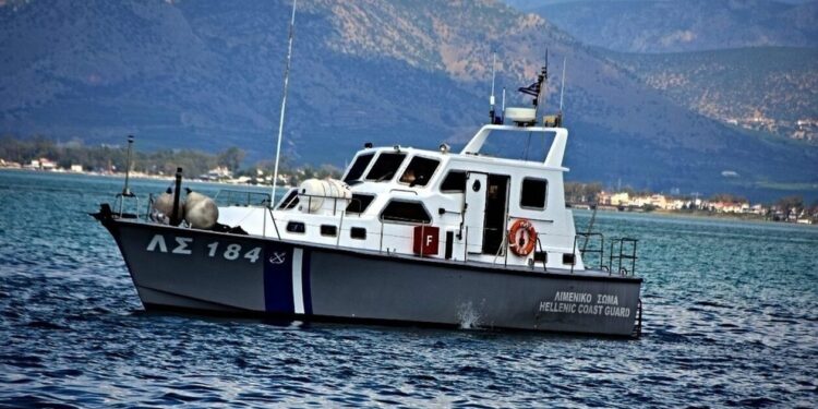 Βυθίστηκε ταχύπλοο σκάφος στον Σαρωνικό – Επιχείρηση διάσωσης των 8 επιβαινόντων