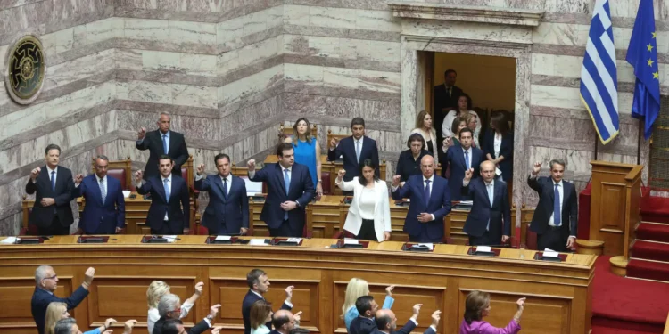 Ορκωμοσία νέας Βουλής: Δείτε φωτογραφίες και βίντεο