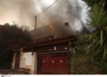 Ανεξέλεγκτη η φωτιά στον Κουβαρά Αττικής – Εκκενώνονται Λαγονήσι, Σαρωνίδα και Ανάβυσσος, καίγονται σπίτια