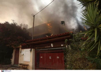 Ανεξέλεγκτη η φωτιά στον Κουβαρά Αττικής – Εκκενώνονται Λαγονήσι, Σαρωνίδα και Ανάβυσσος, καίγονται σπίτια