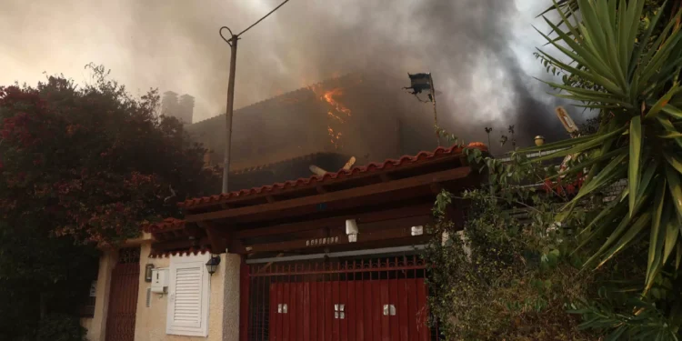 Ανεξέλεγκτη η φωτιά στον Κουβαρά Αττικής – Εκκενώνονται Λαγονήσι, Σαρωνίδα και Ανάβυσσος, καίγονται σπίτια