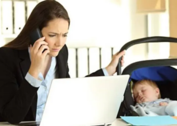 Εργαζόμενοι γονείς: όλες οι άδειες που δικαιούνται (λίστα)