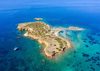 5 απόμερα νησάκια κοντά στην Αθήνα –Προσβάσιμα μόνο με σκάφος