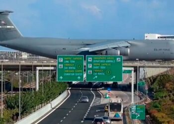 Αεροδρόμιο «Ελευθέριος Βενιζέλος»: Θηριώδες αμερικανικό μεταγωγικό πέρασε σε γέφυρα της Αττικής Οδού(Βίντεο)