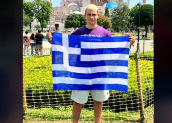 TikToker πόζαρε με την ελληνική σημαία μπροστά από την Αγία Σοφία και «άναψε φωτιές» στην Τουρκία