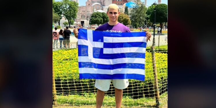 TikToker πόζαρε με την ελληνική σημαία μπροστά από την Αγία Σοφία και «άναψε φωτιές» στην Τουρκία