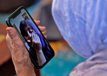 Τεχνητή νοημοσύνη: Αυξάνονται οι απάτες με χρήση οικείων φωνών – «Μαμά με απήγαγαν»