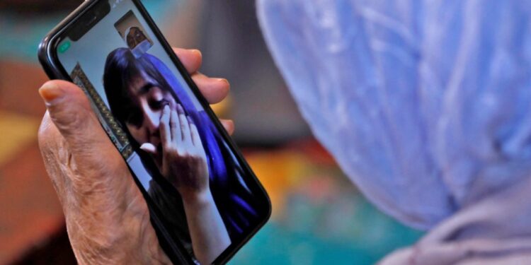 Τεχνητή νοημοσύνη: Αυξάνονται οι απάτες με χρήση οικείων φωνών – «Μαμά με απήγαγαν»