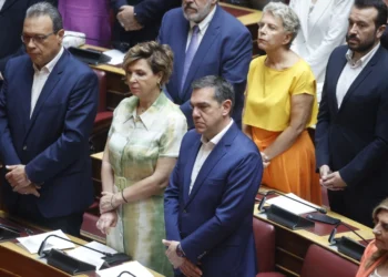 Βουλή: Η πρώτη εμφάνιση του Αλέξη Τσίπρα – Αγκαλιές, «πηγαδάκια» και χειραψίες