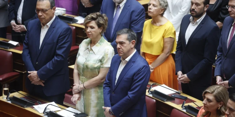 Βουλή: Η πρώτη εμφάνιση του Αλέξη Τσίπρα – Αγκαλιές, «πηγαδάκια» και χειραψίες