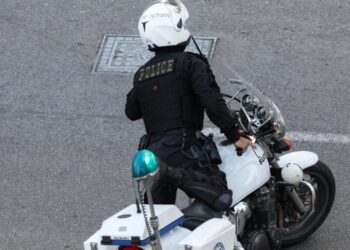 Θεσσαλονίκη: Νεαρός πέταξε καρέκλα σε αστυνομικό – Για να αποφύγει τον έλεγχο