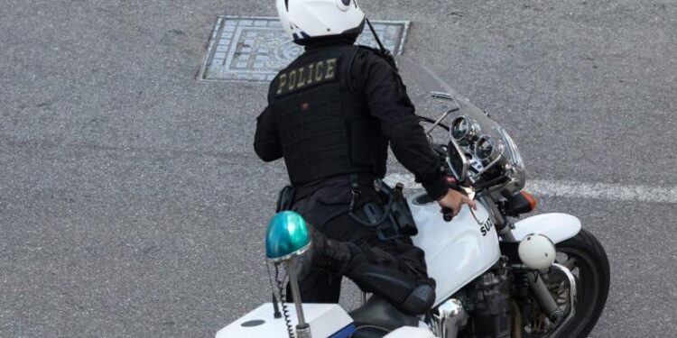Θεσσαλονίκη: Νεαρός πέταξε καρέκλα σε αστυνομικό – Για να αποφύγει τον έλεγχο
