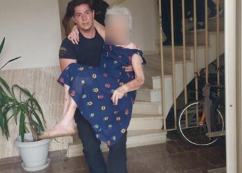 Φωτιά: Αστυνομικοί κουβαλούν στα χέρια εγκλωβισμένους για να τους σώσουν (VIDEO)