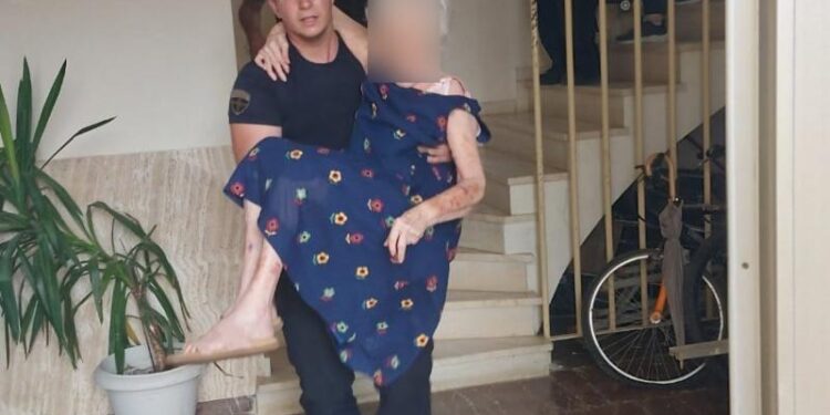 Φωτιά: Αστυνομικοί κουβαλούν στα χέρια εγκλωβισμένους για να τους σώσουν (VIDEO)