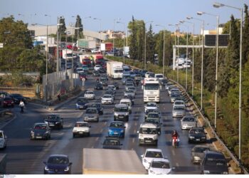 «Κοκκίνησε» ο Κηφισός, γέμισε κρέατα το οδόστρωμα, έπεσαν από φορτηγό