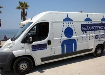 Βαν-κινητή ντουζιέρα για τους άστεγους στο Παλαιό Φάληρο