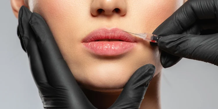 Baby botox: Τι είναι και γιατί κατηγορείται ως μια καταστροφική συνήθεια της νέας γενιάς – Οι παρενέργειες