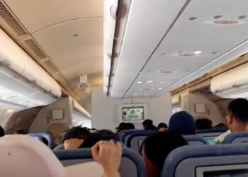 «Θρίλερ στον αέρα» – Αναταράξεις εκτόξευσαν επιβάτες από τις θέσεις τους – Δύο τραυματίες