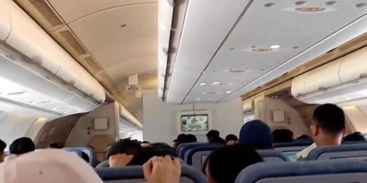 «Θρίλερ στον αέρα» – Αναταράξεις εκτόξευσαν επιβάτες από τις θέσεις τους – Δύο τραυματίες