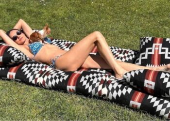 Ντέμι Μουρ: Η 60χρονη ηθοποιός κάνει ηλιοθεραπεία και μοιάζει με 30χρονη