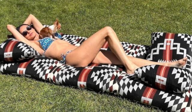 Ντέμι Μουρ: Η 60χρονη ηθοποιός κάνει ηλιοθεραπεία και μοιάζει με 30χρονη