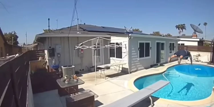Διανομέας «έλιωσε» από τον καύσωνα και βούτηξε με τα ρούχα στην πισίνα πελάτη! [βίντεο]