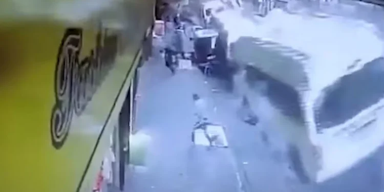 Δείτε το βίντεο: Εκρήγνυται ένας ολόκληρος δρόμος -Τινάχθηκε στον αέρα