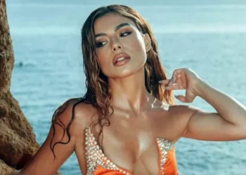 Bίντεο “Φωτιά” – Χαστουκίζουν την Ελευθερίου στα καπούλια και εκείνη χαίρεται…