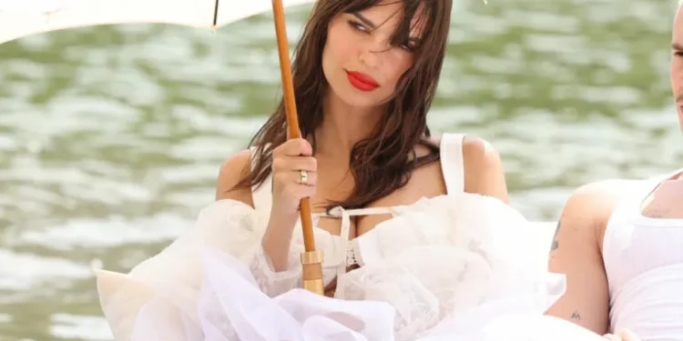 Emily Ratajkowski: Συνδύασε το διάφανο φόρεμά της μόνο με ένα εσώρουχο