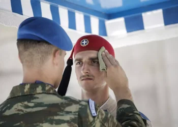 Καύσωνας Κλέων: Λιώνουν οι εύζωνες από τις υψηλές θερμοκρασίες