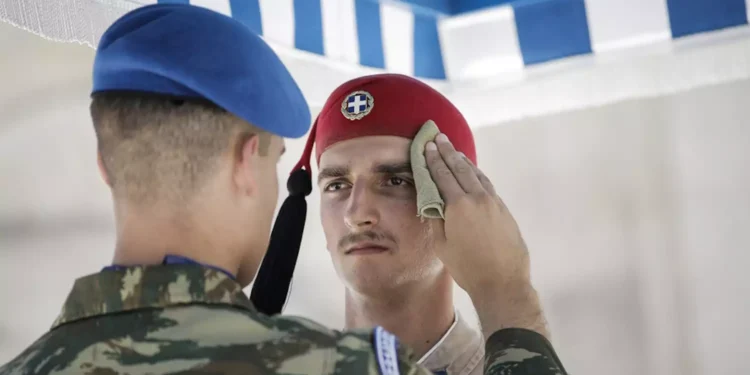 Καύσωνας Κλέων: Λιώνουν οι εύζωνες από τις υψηλές θερμοκρασίες