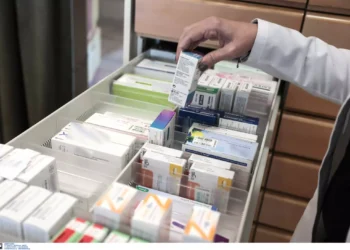 Αυξάνονται οι ανασφάλιστοι, ενώ η ανεργία μειώνεται – Το ελληνικό παράδοξο που εκτινάσσει τη φαρμακευτική δαπάνη