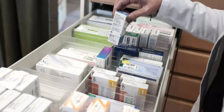 Αυξάνονται οι ανασφάλιστοι, ενώ η ανεργία μειώνεται – Το ελληνικό παράδοξο που εκτινάσσει τη φαρμακευτική δαπάνη